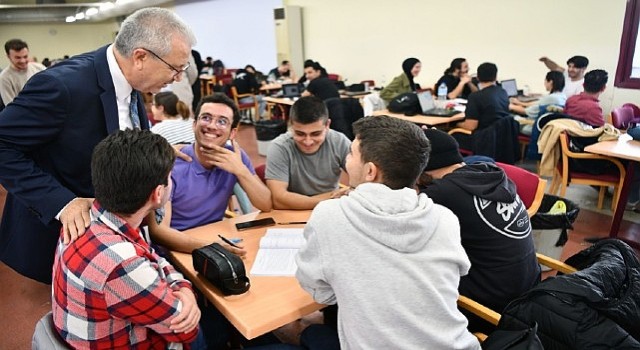 Rektör Prof. Dr. Budaktan sınavlara hazırlanan öğrencilere sürpriz ziyaret