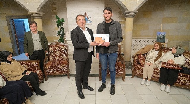 Başkan Savrandan gönüllü gençlere tebrik