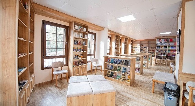 İzmirin 24 saat yaşayan 100. Yıl Kitap Kafe ve Kütüphanesi açıldı