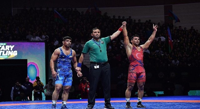 İzmirli Güreşçi Baküden altın madalya ile döndü