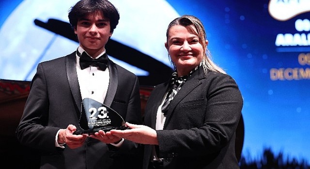 Piyanonun parlayan yıldızı Can, Antalyada