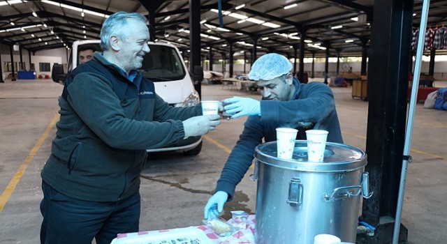 Büyükşehirden Kartepede pazarcıya sabah çorbası