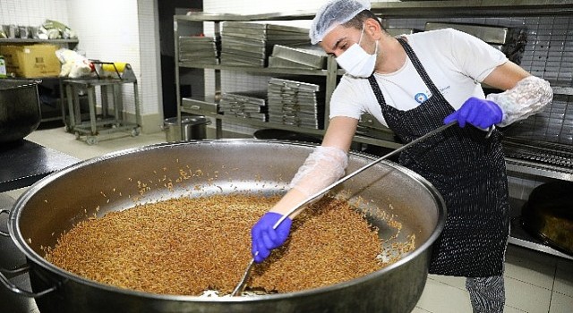 Büyükşehirin 3 ayrı aşevinden ihtiyaç sahiplerine sıcak yemek