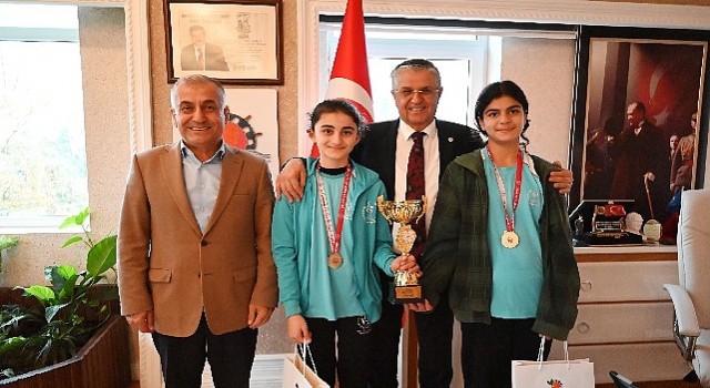 Genç masa tenisi sporcularından Başkan Topaloğluna ziyaret