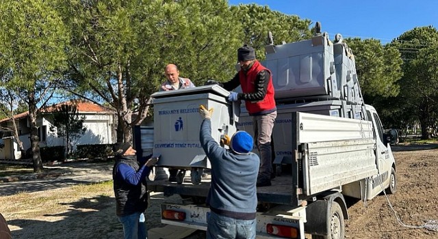 Burhaniye Belediyesi Temizlik İşleri Müdürlüğü ”Daha Temiz Bir Burhaniye” sloganı ile durmaksızın çalışmalarına devam ediyor.