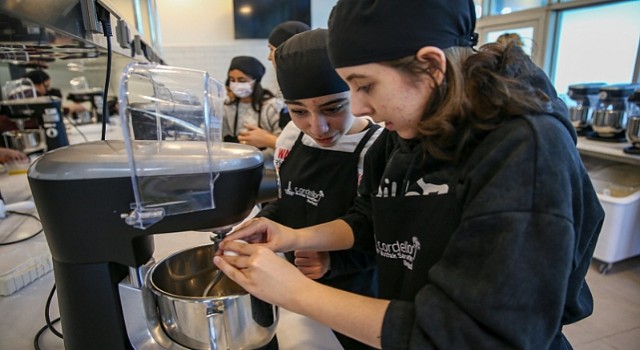 Çocuk şefler Karşıyakada mutfağa girdi