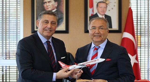 Corendon Turizm Grubu Kurucu Ortağı Yıldıray Karaer, Türkiye Tenis Federasyonu Başkanı Cengiz Durmuşu ziyaret etti