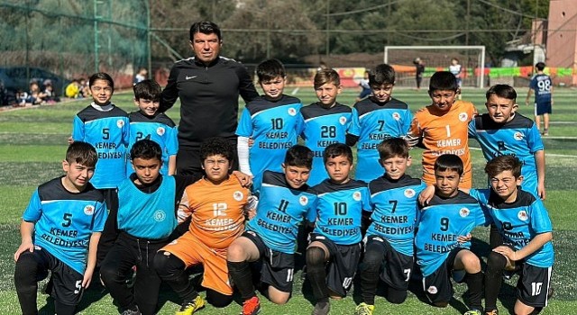 Kemer Belediyesi Futbol Okulundan hazırlık maçında bir düzine gol