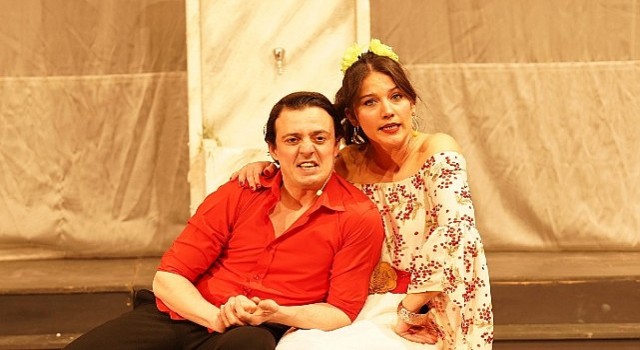 Sahne Tozu Tiyatrosu, Gırgıriyeyi “Sosyal Market”e destek için oynadı