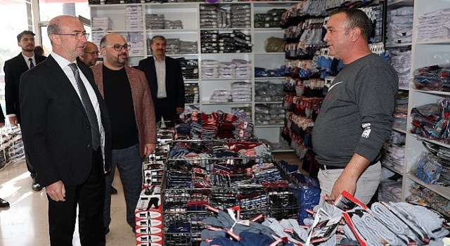 Selçuklu Belediye Başkanı Ahmet Pekyatırmacı saha ziyaretlerini sürdürüyor. Başkan Pekyatırmacı bu kapsamda Tekstil Pazarı esnafını ziyaret ederek onları dinledi.