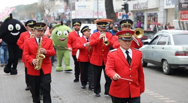 Türkiyenin en kaliteli zeytin ve zeytinyağı üretim merkezlerinden olan Edremit'te 5. Zeytin Hasat Sonu Meci Şenliği yapıldı