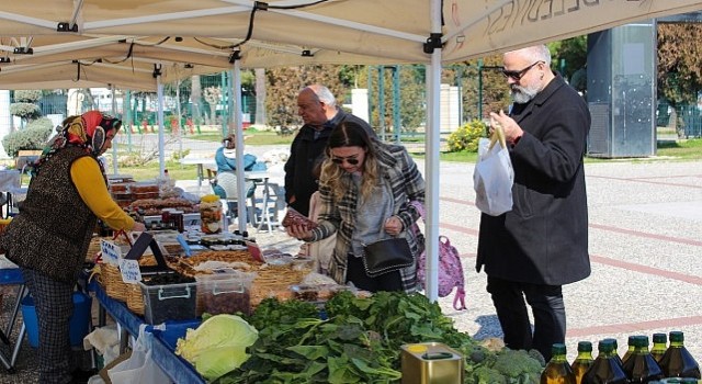 Üretici ve tüketici Karşıyakada &apos;aracısız buluşmaya devam ediyor