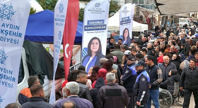 Aydın Büyükşehir Belediye Başkanı Özlem Çerçioğlu, Buharkentte Ata Tohumlarından üretilen binlerce fidenin dağıtımını yaptı ve Buharkent Pazarı&#39;nı ziyaret etti.