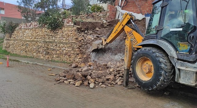 Burhaniye Belediyesi Fen İşleri Müdürlüğünce ilçenin dört bir yanında çalışmalar devam ediyor