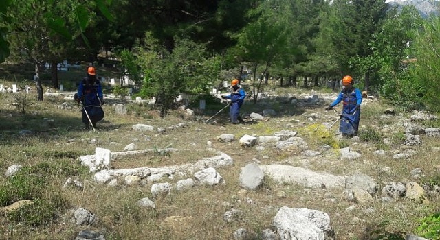 Büyükşehirden Bayram Öncesi Mezarlık Temizliği