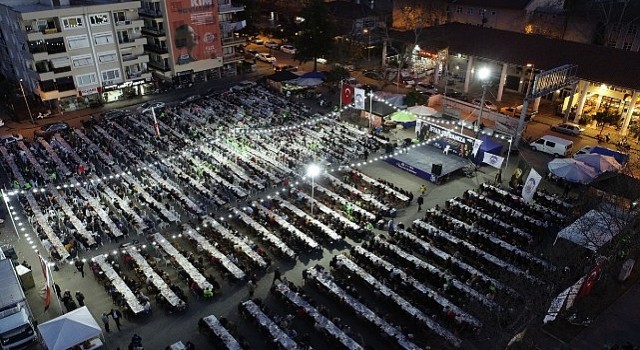 Efes Selçuk Belediyesi Ramazan ayının ilk gününde iftar sofrası kurarak toplumsal dayanışma örneği gösterdi