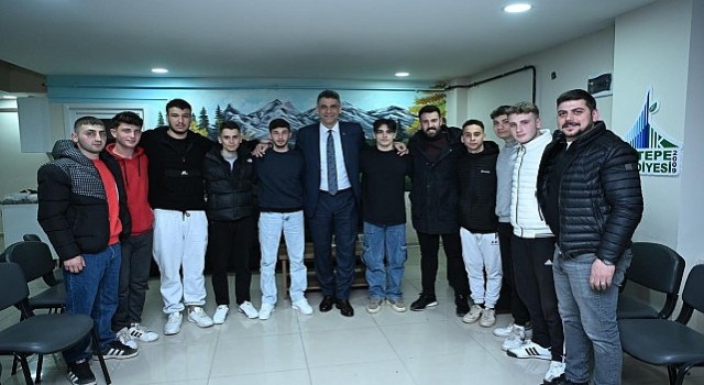 Gençler ilk oylarını Mustafa ağabeylerine atacak