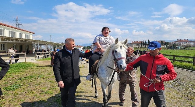 Gölcük Belediye Başkanı Ali Yıldırım Sezer, 21 Mart Dünya Down Sendromu Farkındalık Gününde özel bireyler at binme heyecanlarına ortak oldu.