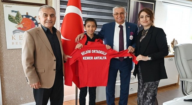 Masa tenisi sporcularından Başkan Topaloğluna ziyaret