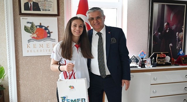 Muay Thai ve kick boks sporcusundan Başkan Topaloğluna ziyaret