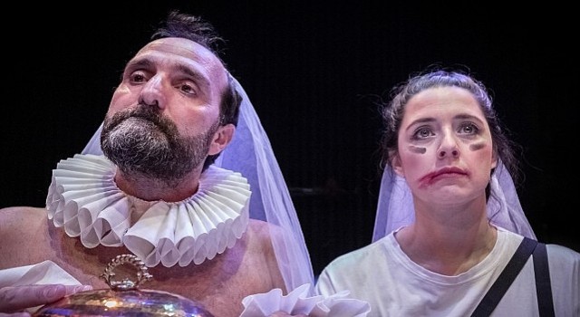 Nilüfer Belediyesinin düzenlediği Nilüfer Tiyatro Festivalinde sahnelenen Şirreti Evcilleştirmek oyunu, sanatseverlerden tam not aldı