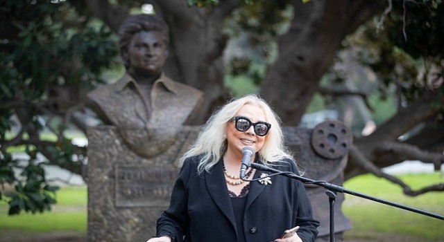 Sanat güneşi Zeki Mürenin heykeli Kültürparkta