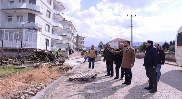Yeniceköyde Yol Kaplama Ve Tretuvar Çalışmaları Sürüyor