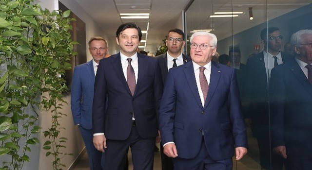 Almanya Cumhurbaşkanı Frank-Walter Steinmeier DHL Express Türkiyenin İstanbul Havalimanındaki operasyon merkezini ziyaret etti