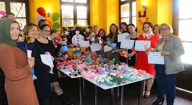 Antalya Büyükşehir Belediyesinin örgü bebek atölyesinde eğitim alan kursiyerler katılım belgelerini aldı