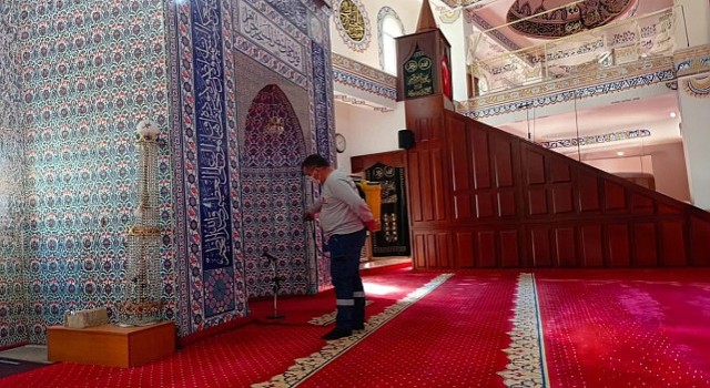 Bayraklıda camiler bayrama hazır