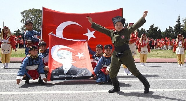 Foçadaki 23 Nisan Ulusal Egemenlik ve Çocuk Bayramı kutlamaları büyük coşkuya sahne oldu.