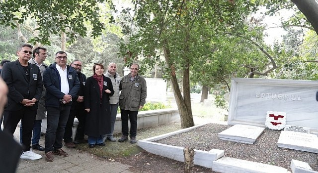 İstanbul Büyükşehir Belediyesi Şehir Tiyatroları, kurucusu, oyuncu, yazar, çevirmen, tiyatro ve sinema yönetmeni Muhsin Ertuğrul&#39;u, ölümünün 45. yıl dönümünde kabri başında andı