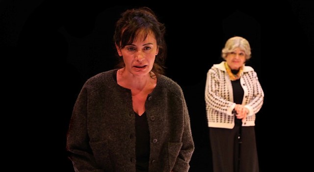 İstanbul Büyükşehir Belediyesi Şehir Tiyatroları sanatçısı Senan Kara Tutumluer, Savaş Dinçel Tiyatro Ödüllerinden En İyi Kadın Oyuncu Ödülüne layık görüldü