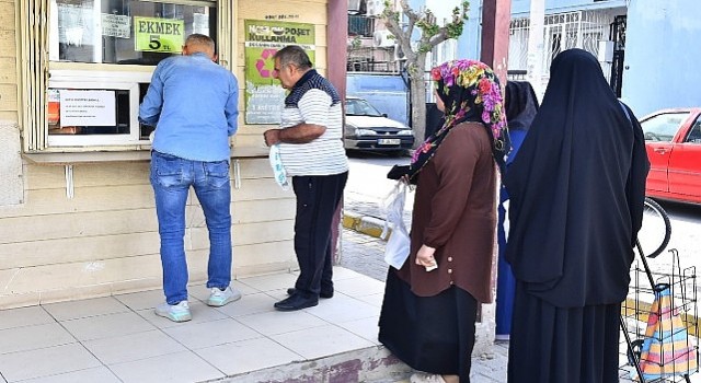 İzmirli yurttaşlardan Başkan Tugaya “ekmek” teşekkürü