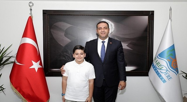 Narlıdere Belediye Başkanı Erman Uzun, 23 Nisan Ulusal Egemenlik ve Çocuk Bayramı&#39;nda koltuğu 3.sınıf öğrencisi Ali Dönmeze devretti