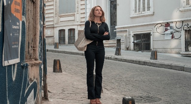 Serenay Sarıkayanın Başrolünde Yer Aldığı Ece Yöreng İmzalı Kimler Geldi Kimler Geçti 9 Mayısta Sacede Netflixte