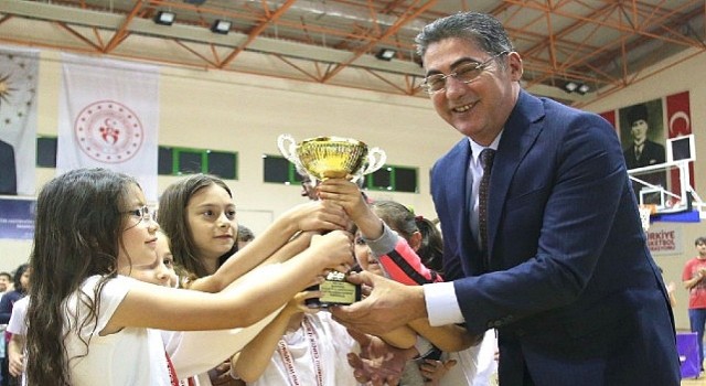 10. Geleneksel Çocuk Oyunları, Burhaniye Atatürk Kapalı Spor Salonunda düzenlenen ödül töreni ile tamamlandı