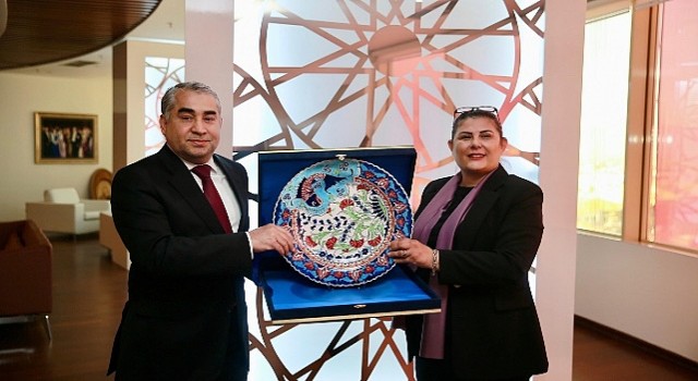 Adnan Menderes Üniversitesi Rektörü Prof. Dr. Bülent Kent&#39;ten Aydın Büyükşehir Belediye Başkanı Özlem Çerçioğluna nezaket ziyaretinde bulundu