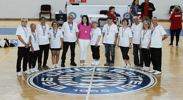 Karşıyaka Belediyesi 3. Yaş Üniversitesinden 8 madalya!