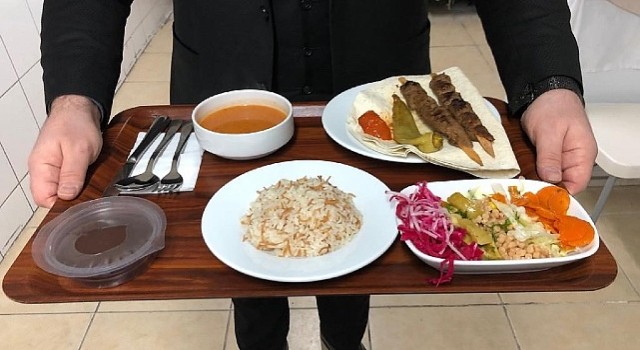 Torbalıda öğrenciler ve emekliler başta olmak üzere vatandaşların hem lezzetli hem de hijyenik yemeklere uygun fiyata ulaşabilmesi için Kent Lokantası projesi hayata geçiriliyor