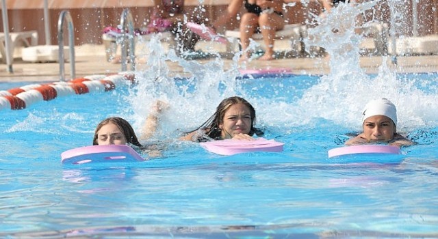 Bayraklı da çocuklar için yüzme kursu