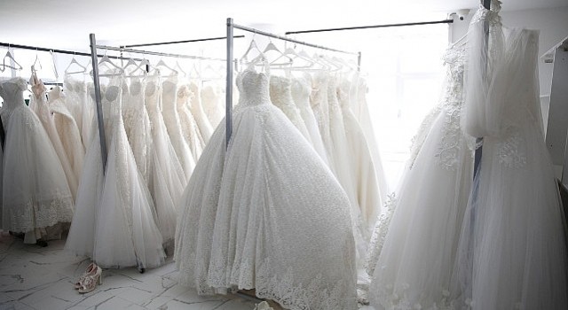 Konak Belediyesinden genç çiftlere ücretsiz gelinlik desteği