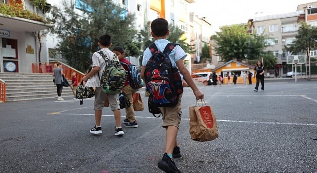 İstanbul Büyükşehir Belediyesi İBB'nin, Okul Beslenme Desteği Projesi kapsamında öğrencilere sağladığı beslenme desteği bugün başladı