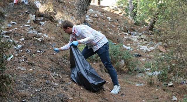 Lets Do It Hareketi Çiftlik Parkını temizledi