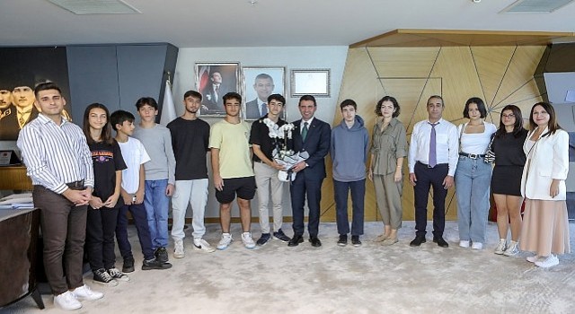 Üniversite ve Liseli gençlerden Başkan Önala teşekkür ziyareti