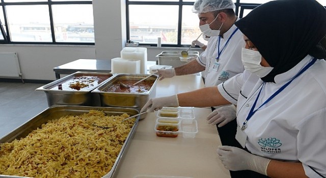 Nilüferde ihtiyaç sahiplerine sıcak yemek desteği