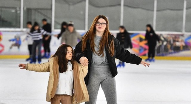 İzmirin buz pisti yarıyıl tatilinde doldu taştı