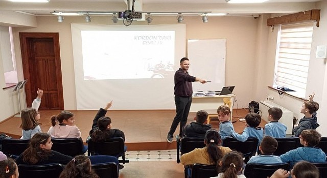 İzmirin tarihini sergiler, atölyeler ve öykülerle öğreniyorlar