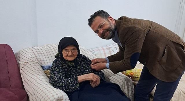 94 Yaşında Bir Cumhuriyet Sevdalısı: Halime Teyze CHPye Katıldı