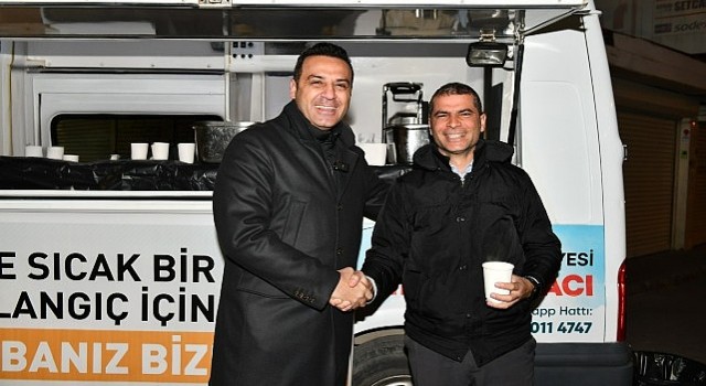 Çiğli Belediyesinden Vatandaşlara Sıcak Çorba İkramı